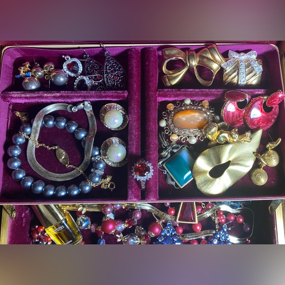 Vintage jewelry lot with Vintage Jewelry Box. - Picture 5 of 16